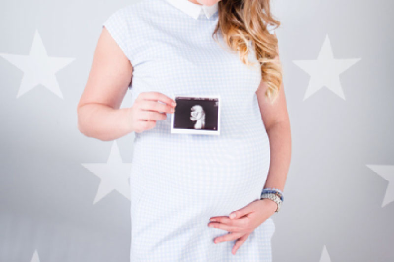 elinde ultroson fotoğrafı tutan hamile kadın